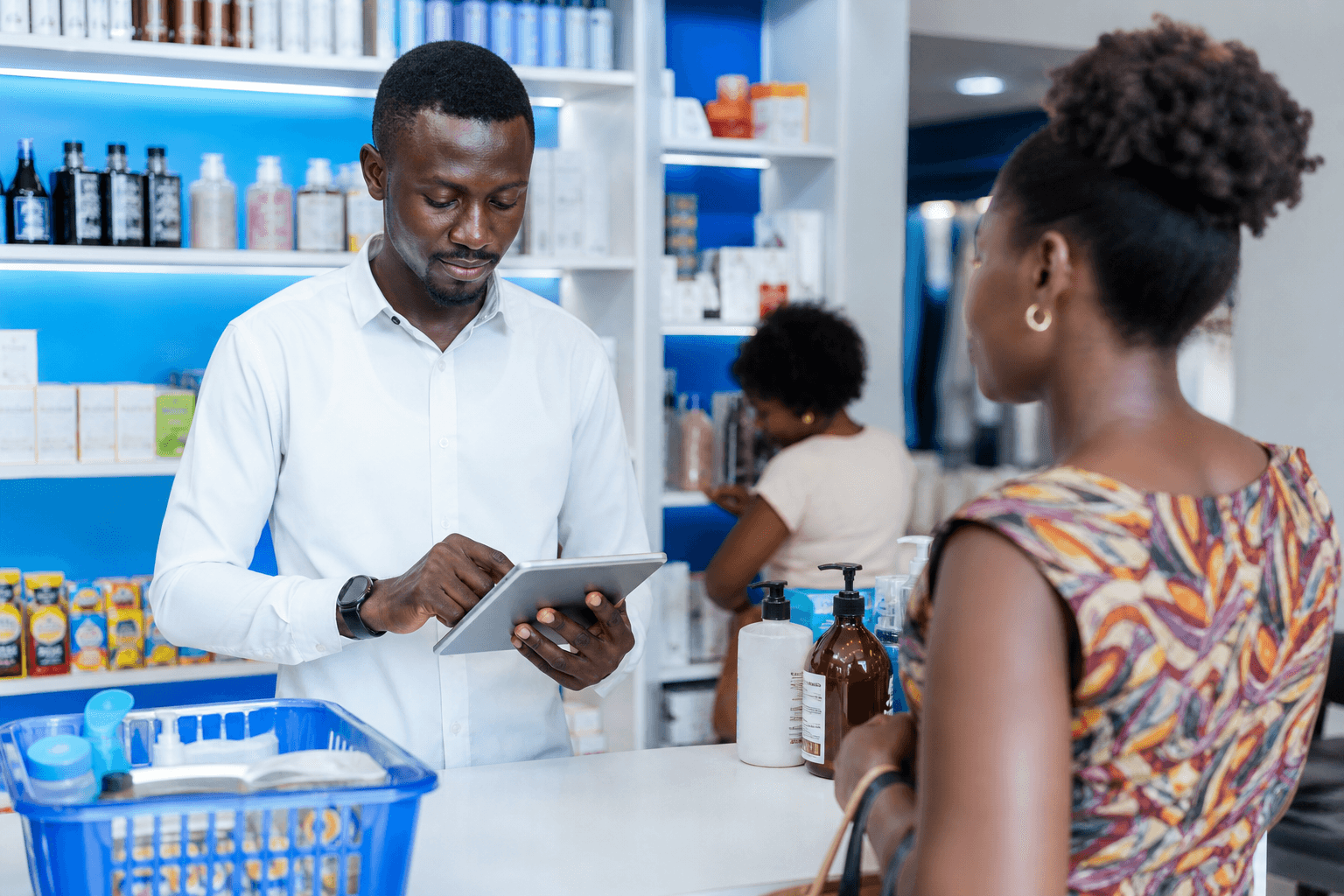 Commerçant utilisant une tablette pour encaisser un client