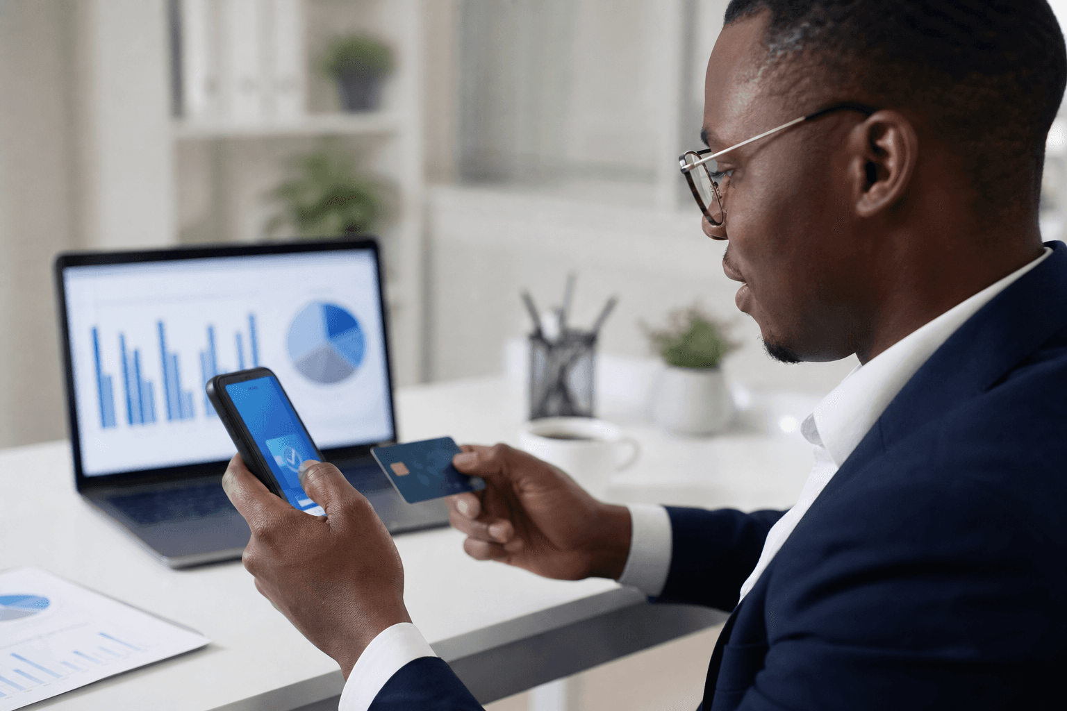 Professionnel effectuant un paiement mobile depuis un smartphone